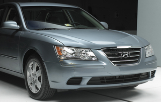 Illustration for article titled IIHS: No Mid-Size Cars Score "Good" In Low-Speed Collisions